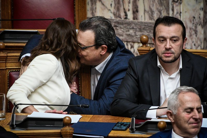 Αστεία, λίγο σόου, χαμηλοί τόνοι -Οσα έγιναν στη Βουλή για τη Συμφωνία | iefimerida.gr 2