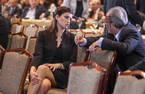 «Εκαψε» καρδιές η Νοτοπούλου στην ομιλία Τσίπρα -Κοτσιδάκι και «καυτό» ντεκολτέ [εικόνες] | iefimerida.gr 2