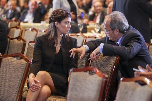 «Εκαψε» καρδιές η Νοτοπούλου στην ομιλία Τσίπρα -Κοτσιδάκι και «καυτό» ντεκολτέ [εικόνες] | iefimerida.gr 3