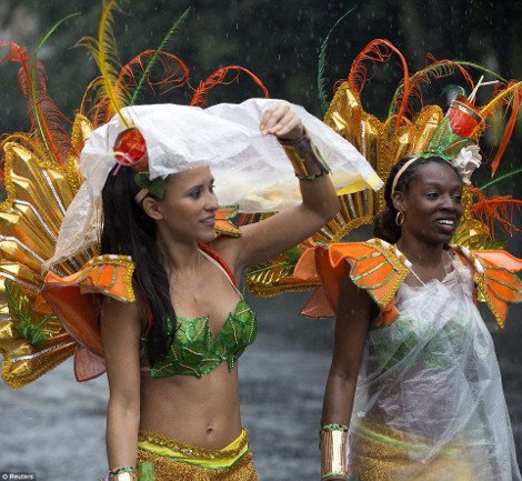 Εκαναν το Νότινγκ Χιλ... Ρίο: Νεαροί Βρετανοί ξεσάλωσαν σε καρναβάλι -Η αστυνομία προχώρησε σε 115 συλλήψεις [εικόνες] | iefimerida.gr 9