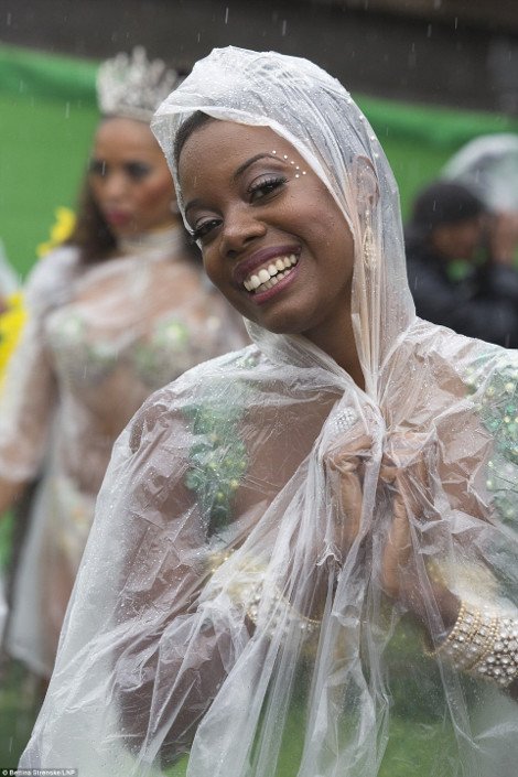 Εκαναν το Νότινγκ Χιλ... Ρίο: Νεαροί Βρετανοί ξεσάλωσαν σε καρναβάλι -Η αστυνομία προχώρησε σε 115 συλλήψεις [εικόνες] | iefimerida.gr 10