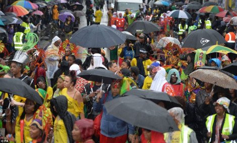 Εκαναν το Νότινγκ Χιλ... Ρίο: Νεαροί Βρετανοί ξεσάλωσαν σε καρναβάλι -Η αστυνομία προχώρησε σε 115 συλλήψεις [εικόνες] | iefimerida.gr 11
