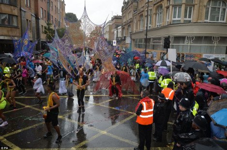 Εκαναν το Νότινγκ Χιλ... Ρίο: Νεαροί Βρετανοί ξεσάλωσαν σε καρναβάλι -Η αστυνομία προχώρησε σε 115 συλλήψεις [εικόνες] | iefimerida.gr 13
