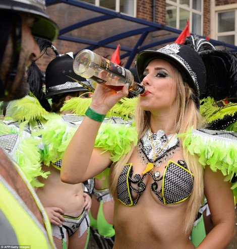 Εκαναν το Νότινγκ Χιλ... Ρίο: Νεαροί Βρετανοί ξεσάλωσαν σε καρναβάλι -Η αστυνομία προχώρησε σε 115 συλλήψεις [εικόνες] | iefimerida.gr 15