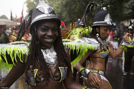 Εκαναν το Νότινγκ Χιλ... Ρίο: Νεαροί Βρετανοί ξεσάλωσαν σε καρναβάλι -Η αστυνομία προχώρησε σε 115 συλλήψεις [εικόνες] | iefimerida.gr 3