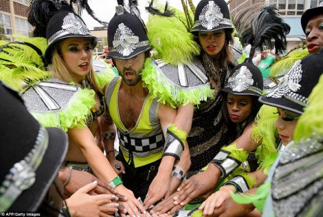 Εκαναν το Νότινγκ Χιλ... Ρίο: Νεαροί Βρετανοί ξεσάλωσαν σε καρναβάλι -Η αστυνομία προχώρησε σε 115 συλλήψεις [εικόνες] | iefimerida.gr 4