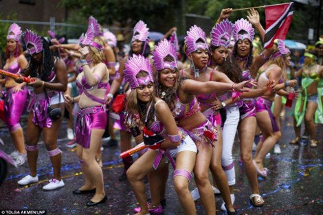 Εκαναν το Νότινγκ Χιλ... Ρίο: Νεαροί Βρετανοί ξεσάλωσαν σε καρναβάλι -Η αστυνομία προχώρησε σε 115 συλλήψεις [εικόνες] | iefimerida.gr 6