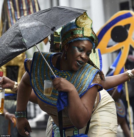 Εκαναν το Νότινγκ Χιλ... Ρίο: Νεαροί Βρετανοί ξεσάλωσαν σε καρναβάλι -Η αστυνομία προχώρησε σε 115 συλλήψεις [εικόνες] | iefimerida.gr 7