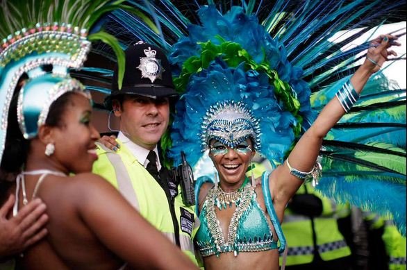 Σεξ, βία και ναρκωτικά στο πιο ξέφρενο καρναβάλι της Βρετανίας [εικόνες] | iefimerida.gr 1