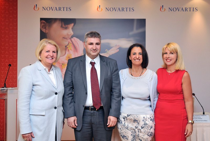 (Από αριστερά προς τα δεξιά): Susanne Kohout, Πρόεδρος & Διευθύνουσα Σύμβουλος Novartis Hellas, Γρηγόριος Ρομπόπουλος, Eπικεφαλής Ιατρικού Τμήματος, Μαριαλένα Κωνσταντινίδου, Eπικεφαλής Ιατρικού Τμήματος Oγκολογίας, Φωτεινή Μπαμπανάρα, Επικεφαλής Επικοινωνίας Ομίλου Novartis
