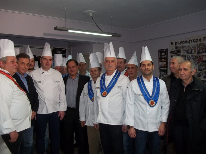 «Πλώρη» για το ρεκόρ Γκίνες βάζει η Καρδίτσα -Φτιάχνουν τεράστια νουγκατίνα 100 μέτρων [εικόνες] | iefimerida.gr 0