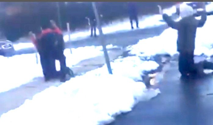 Απίστευτο: Αστυνομικός σημαδεύει με το όπλο παιδιά που έπαιζαν χιονοπόλεμο [βίντεο] | iefimerida.gr 2