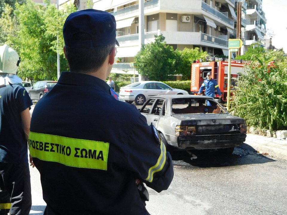 Πήρε φωτιά εν κινήσει αυτοκίνητο στη Νέα Σμύρνη [εικόνες] | iefimerida.gr 2