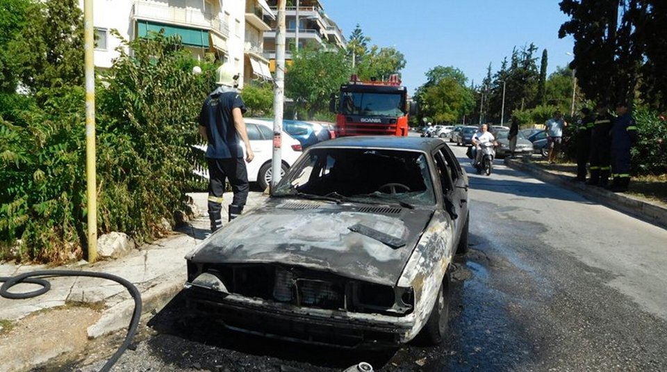Πήρε φωτιά εν κινήσει αυτοκίνητο στη Νέα Σμύρνη [εικόνες] | iefimerida.gr 0