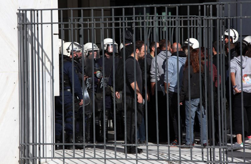 Ενταση στη δίκη της ΧΑ: Χρυσαυγίτες πιάστηκαν στα χέρια με μέλη αντιφασιστικών οργανώσεων [εικόνες] | iefimerida.gr 1