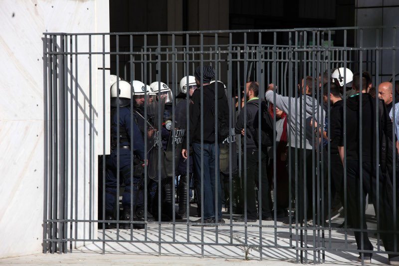 Ενταση στη δίκη της ΧΑ: Χρυσαυγίτες πιάστηκαν στα χέρια με μέλη αντιφασιστικών οργανώσεων [εικόνες] | iefimerida.gr 2