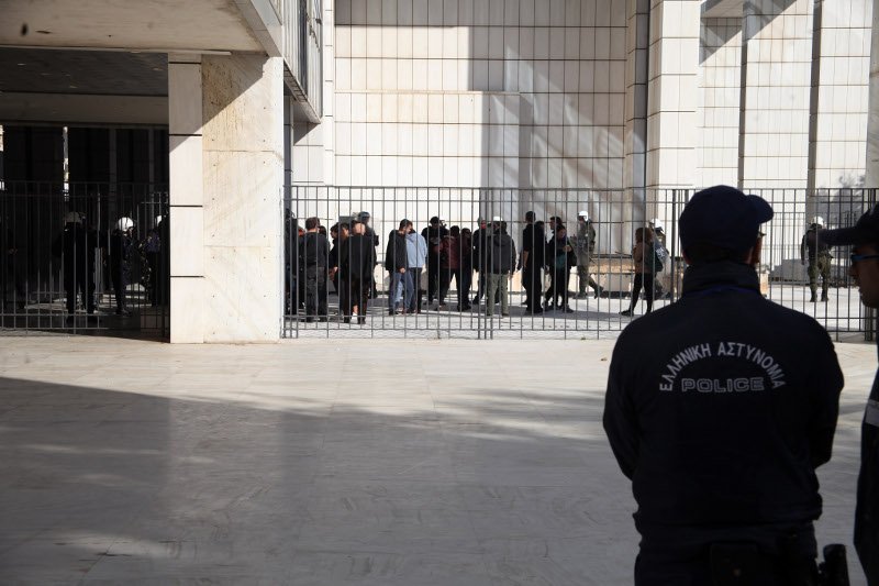 Ενταση στη δίκη της ΧΑ: Χρυσαυγίτες πιάστηκαν στα χέρια με μέλη αντιφασιστικών οργανώσεων [εικόνες] | iefimerida.gr 0