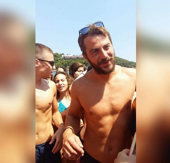 Πρώτο μπάνιο στη Σκιάθο για τον Ντάνο, μετά τον Αγιο Δομίνικο -Πανικός για μια selfie [εικόνες] | iefimerida.gr 0