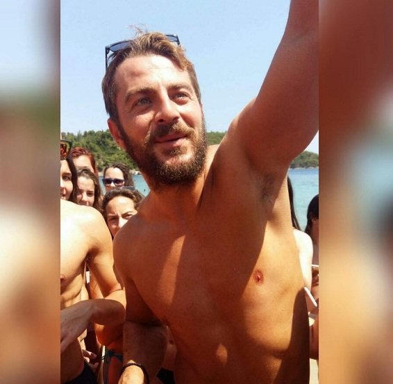 Πρώτο μπάνιο στη Σκιάθο για τον Ντάνο, μετά τον Αγιο Δομίνικο -Πανικός για μια selfie [εικόνες] | iefimerida.gr 1