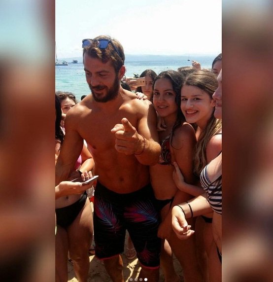 Πρώτο μπάνιο στη Σκιάθο για τον Ντάνο, μετά τον Αγιο Δομίνικο -Πανικός για μια selfie [εικόνες] | iefimerida.gr 2