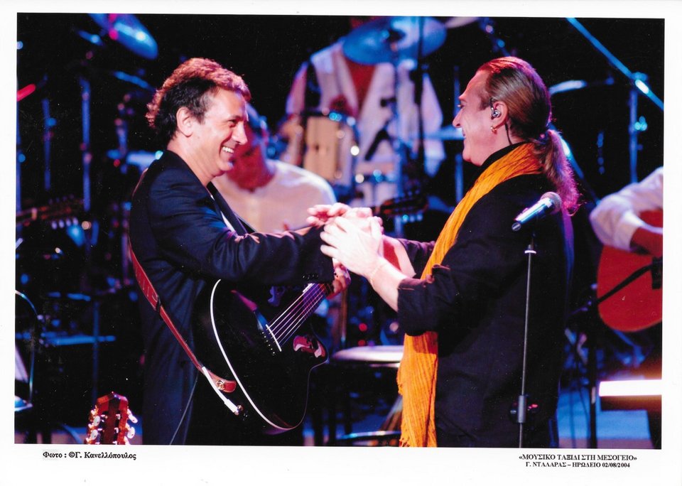 Γιώργος Νταλάρας και Εστουδιαντίνα σε τραγούδια της ξενιτιάς, της χαράς και του έρωτα [εικόνες]  | iefimerida.gr 0