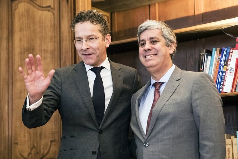 Eurogroup: Καρέ καρέ η τελετή παράδοσης από τον Ντάισελμπλουμ στον Σεντένο [εικόνες] | iefimerida.gr 3