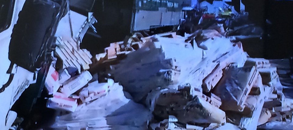 Καραμπόλα με νταλίκα στην Εθνική Οδό -Φορτωμένη με αλεύρι έπεσε πάνω σε 9 ΙΧ [εικόνες&βίντεο] | iefimerida.gr 6