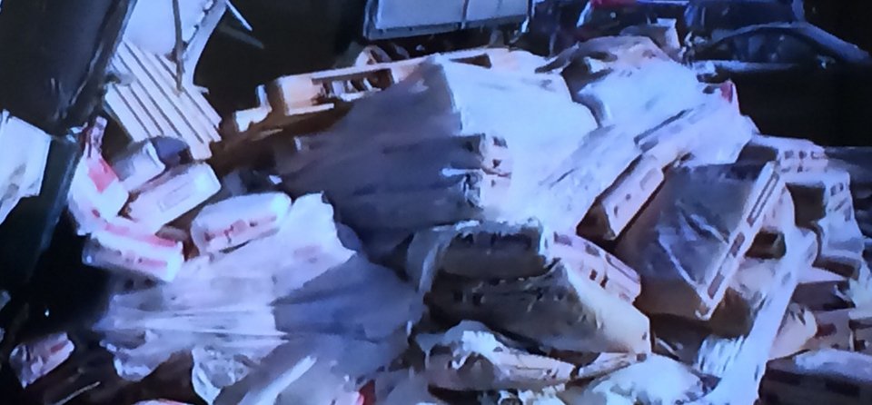 Καραμπόλα με νταλίκα στην Εθνική Οδό -Φορτωμένη με αλεύρι έπεσε πάνω σε 9 ΙΧ [εικόνες&βίντεο] | iefimerida.gr 10