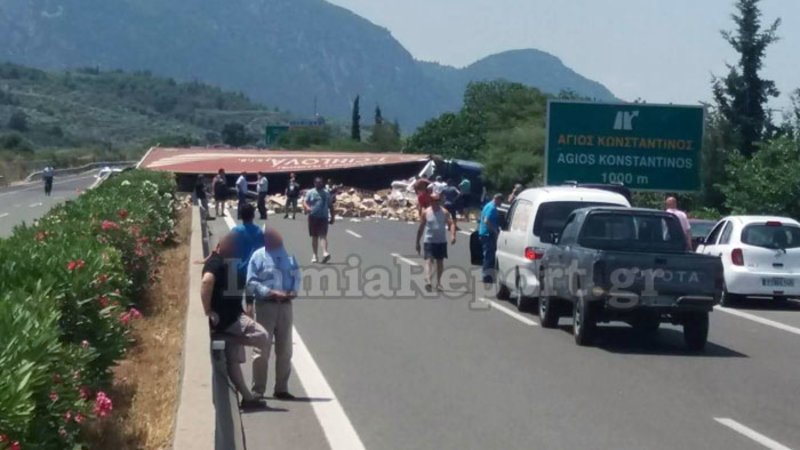 Επτάωρη ταλαιπωρία στην Αθηνών - Λαμίας λόγω ανατροπής νταλίκας [εικόνες] | iefimerida.gr 1