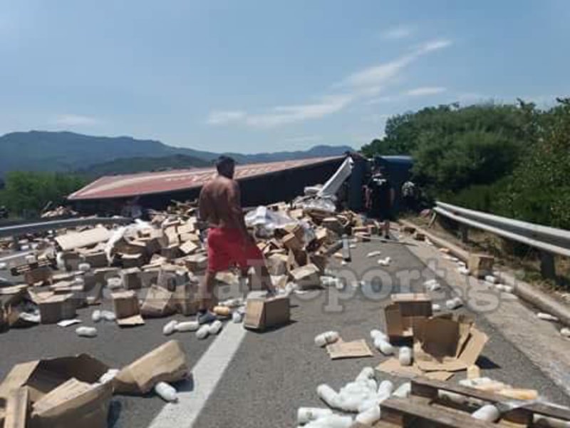 Επτάωρη ταλαιπωρία στην Αθηνών - Λαμίας λόγω ανατροπής νταλίκας [εικόνες] | iefimerida.gr 0