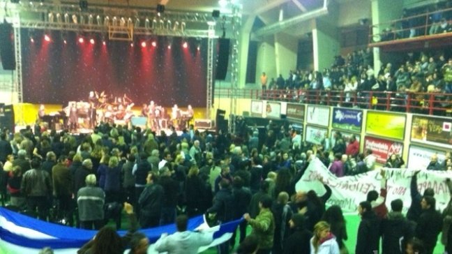 Πέταξαν νεράτζια στον Γιώργο Νταλάρα στη Δάφνη [εικόνες και βίντεο] | iefimerida.gr 0