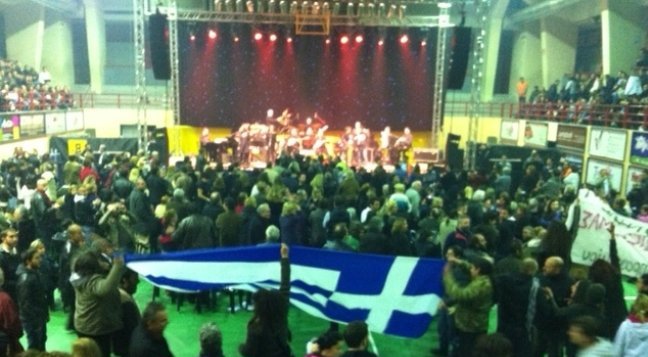 Πέταξαν νεράτζια στον Γιώργο Νταλάρα στη Δάφνη [εικόνες και βίντεο] | iefimerida.gr 1