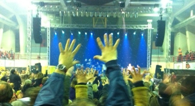 Πέταξαν νεράτζια στον Γιώργο Νταλάρα στη Δάφνη [εικόνες και βίντεο] | iefimerida.gr 2