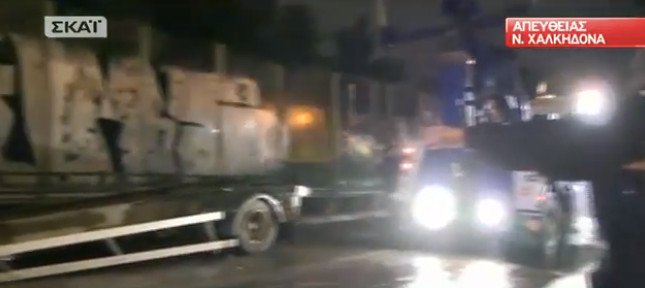 Απίστευτο τροχαίο με νταλίκα φορτωμένη πατάτες στον Κηφισό -Εσπασε ο άξονας, έφυγε το κοντέινερ [εικόνες] | iefimerida.gr 2