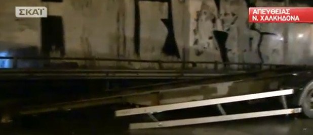 Απίστευτο τροχαίο με νταλίκα φορτωμένη πατάτες στον Κηφισό -Εσπασε ο άξονας, έφυγε το κοντέινερ [εικόνες] | iefimerida.gr 3