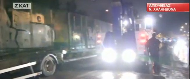 Απίστευτο τροχαίο με νταλίκα φορτωμένη πατάτες στον Κηφισό -Εσπασε ο άξονας, έφυγε το κοντέινερ [εικόνες] | iefimerida.gr 4