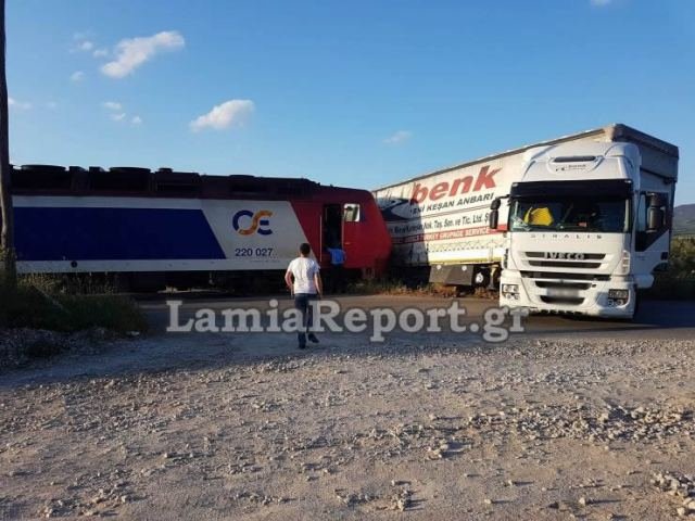 Σύγκρουση αμαξοστοιχίας με νταλίκα στην Τιθορέα -Διεκόπη η γραμμή | iefimerida.gr 3