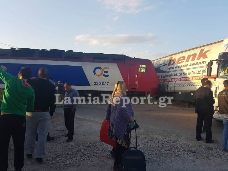 Σύγκρουση αμαξοστοιχίας με νταλίκα στην Τιθορέα -Διεκόπη η γραμμή | iefimerida.gr 0