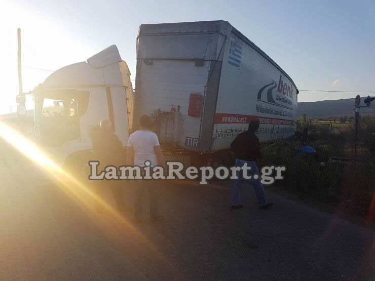Σύγκρουση αμαξοστοιχίας με νταλίκα στην Τιθορέα -Διεκόπη η γραμμή | iefimerida.gr 1
