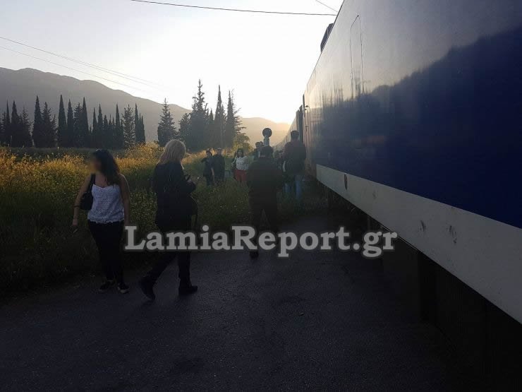 Σύγκρουση αμαξοστοιχίας με νταλίκα στην Τιθορέα -Διεκόπη η γραμμή | iefimerida.gr 2
