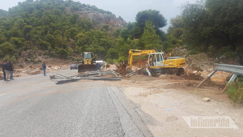 Σκάβουν στον δρόμο για να βγάλουν νταλίκα που έχει θαφτεί στη λάσπη -Αγωνία μήπως είναι εγκλωβισμένος ο οδηγός [εικόνα & βίντεο] | iefimerida.gr 0