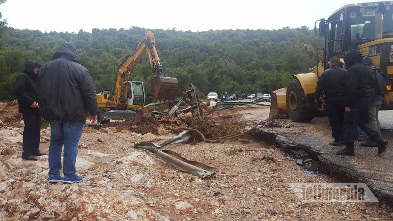 Σκάβουν στον δρόμο για να βγάλουν νταλίκα που έχει θαφτεί στη λάσπη -Αγωνία μήπως είναι εγκλωβισμένος ο οδηγός [εικόνα & βίντεο] | iefimerida.gr 1