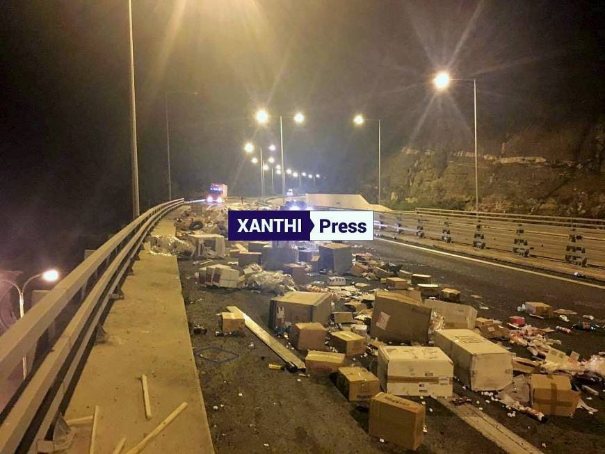 Σκηνές χάους στην Εγνατία -Δίπλωσε νταλίκα, σκόρπισαν στο δρόμο ηλεκτρικές συσκευές και φρούτα [βίντεο] | iefimerida.gr 1