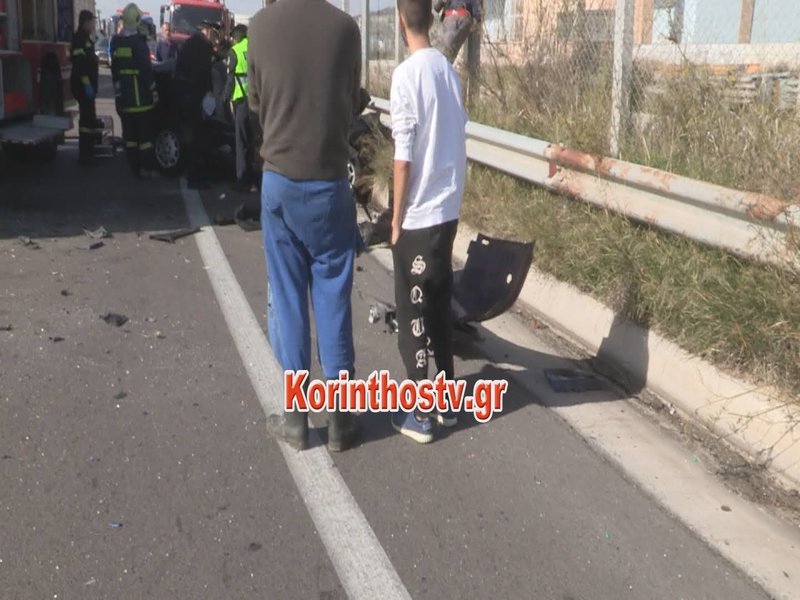 Ένα φρικτό τροχαίο που άφησε πίσω του δύο νεκρούς, σημειώθηκε σήμερα λίγο πριν τις 10:30 το πρωί στην Παλαιά Εθνική Οδός Αθηνών - Κορίνθου