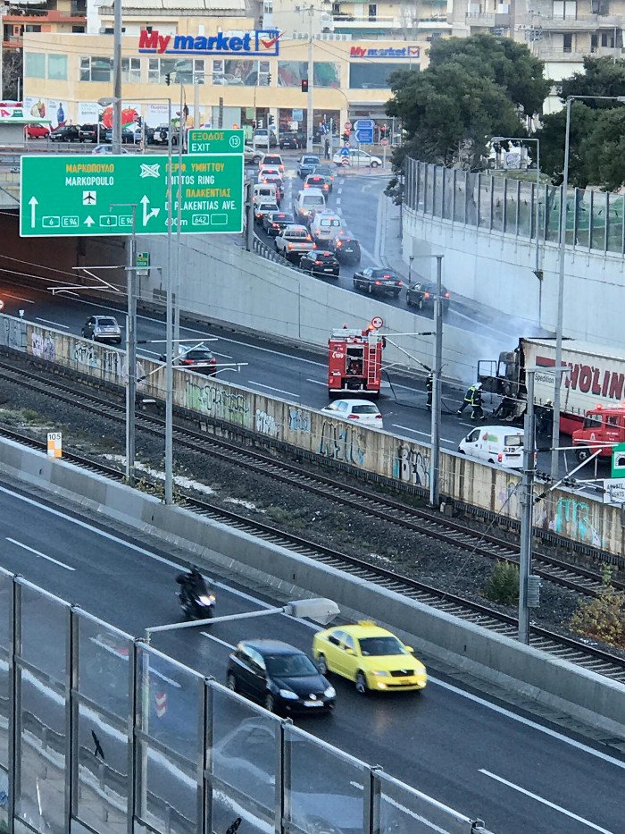 Εσβησε η φωτιά στη νταλίκα στην Αττική Οδό -Ουρές χιλιομέτρων [βίντεο] | iefimerida.gr 0
