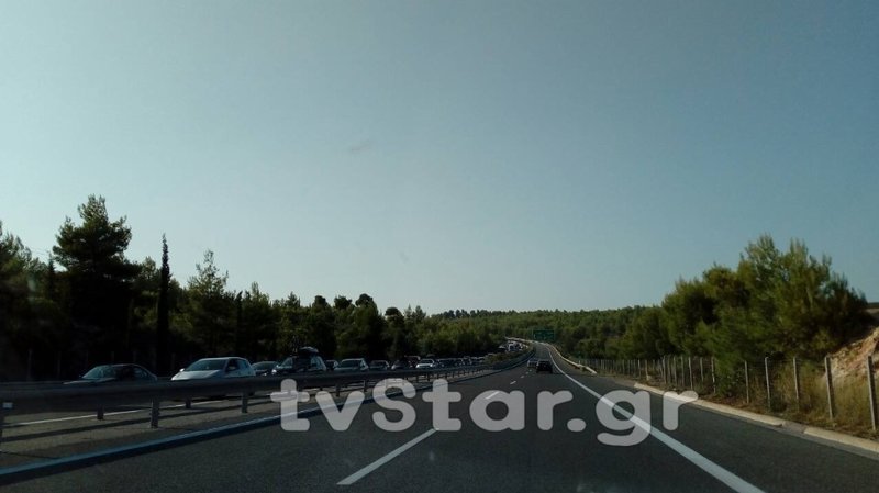 Μποτιλιάρισμα στην Εθνική Λαμίας-Αθηνών -Ουρές χιλιομέτρων, ανατράπηκε νταλίκα [εικόνες] | iefimerida.gr 0