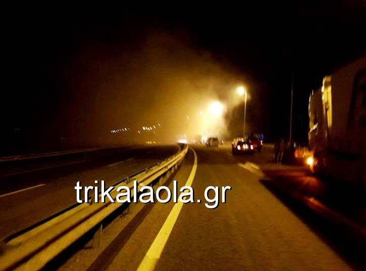 Τρίκαλα: «Λαμπάδιασε» νταλίκα στην Εθνική -Εγκλωβισμένοι επί δίωρο οι οδηγοί [εικόνες & βίντεο] | iefimerida.gr 2