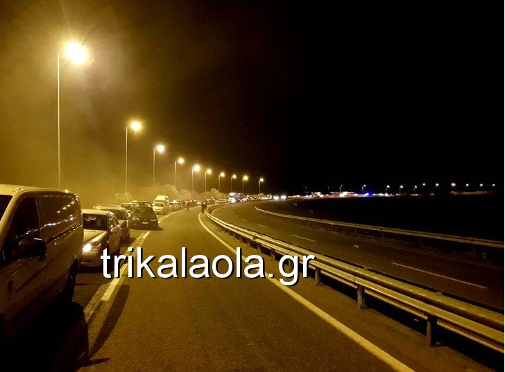 Τρίκαλα: «Λαμπάδιασε» νταλίκα στην Εθνική -Εγκλωβισμένοι επί δίωρο οι οδηγοί [εικόνες & βίντεο] | iefimerida.gr 3