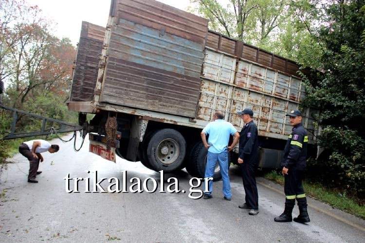 Τροχαίο λόγω κακοκαιρίας: Δίπλωσε νταλίκα στην Εθνική Τρικάλων-Καρδίτσας [εικόνες&βίντεο] | iefimerida.gr 0