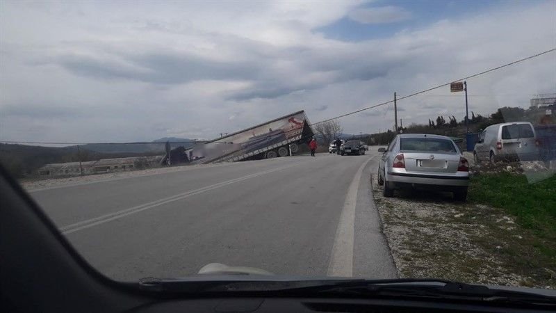 Μία νταλίκα παρασύρθηκε από τους ισχυρούς ανέμους